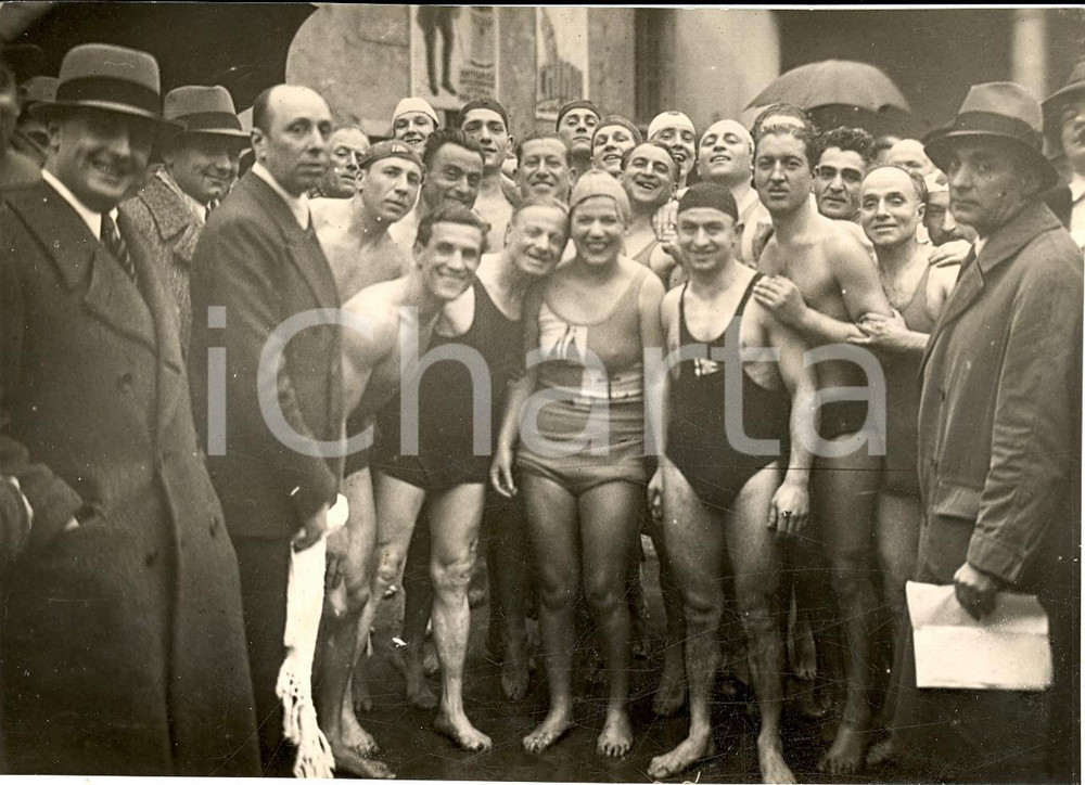 Fotografia d'epoca originale 1936 MILANO Gruppo cimento invernale nuoto nel NAVIGLIO 1