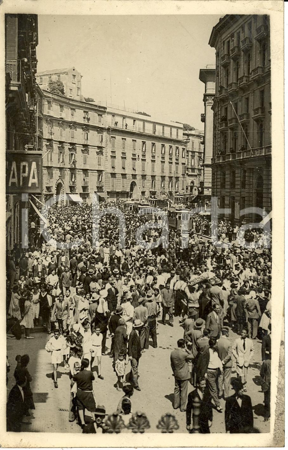 Fotografia d'epoca originale 1931 NAPOLI Folla di spettatori per l'arrivo di UMBERTO II *Fotografia 1