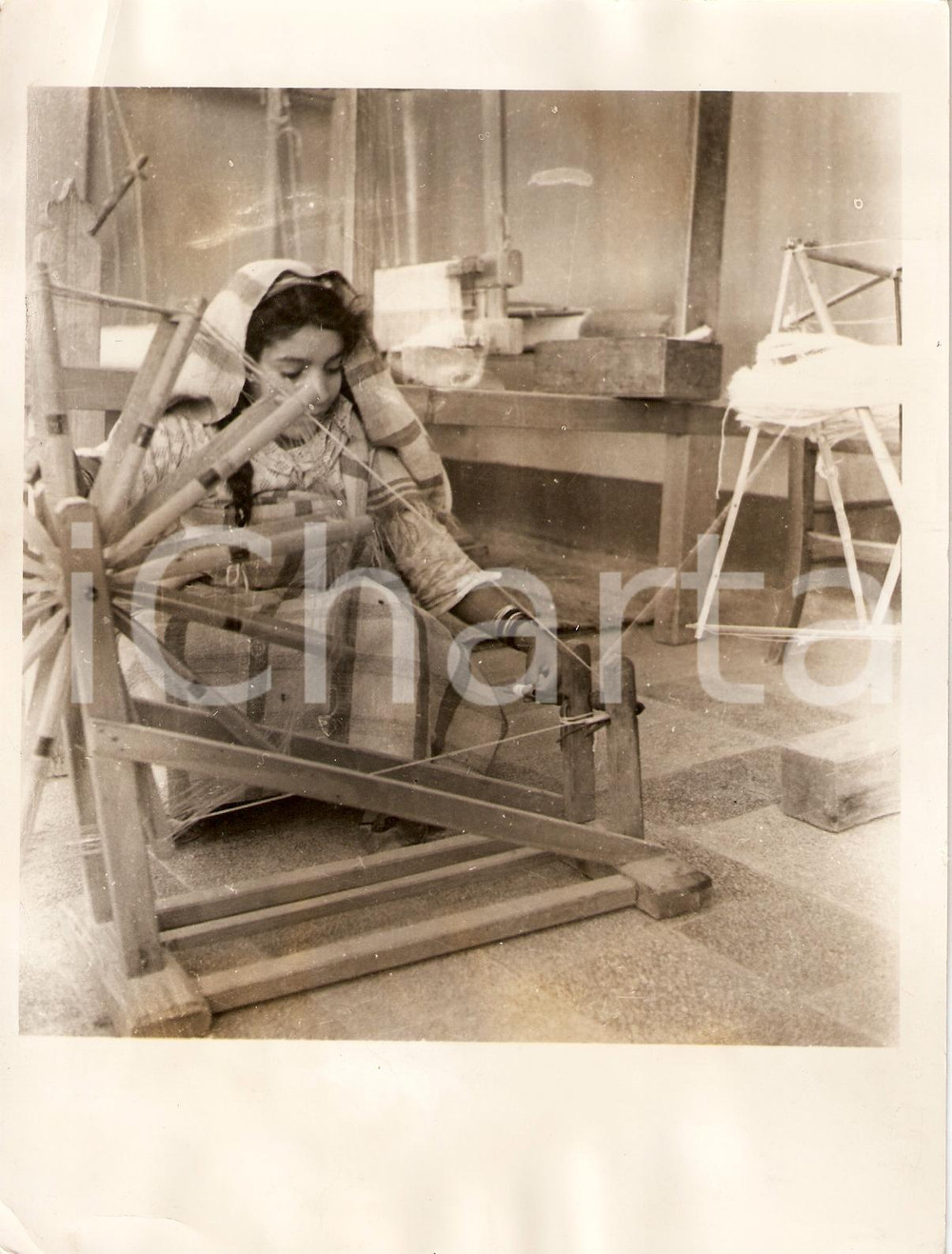 Fotografia d'epoca originale 1935 ca LIBIA Scuole ITALO-ARABE Allieva al filatoio matassa cotone *Fotografia 1