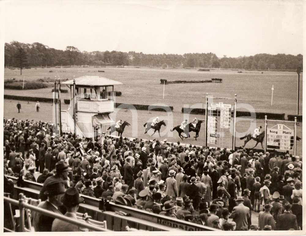 Fotografia d'epoca originale 1940 ca BERLINO IPPICA Una corsa all'ippodromo *Foto VINTAGE ARNOLDT 24x18 1