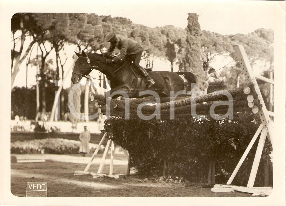 Fotografia d'epoca originale 1939 ROMA PIAZZA SIENA Antonio GUTIERREZ su OSOPPO vince campionato elevazione 1