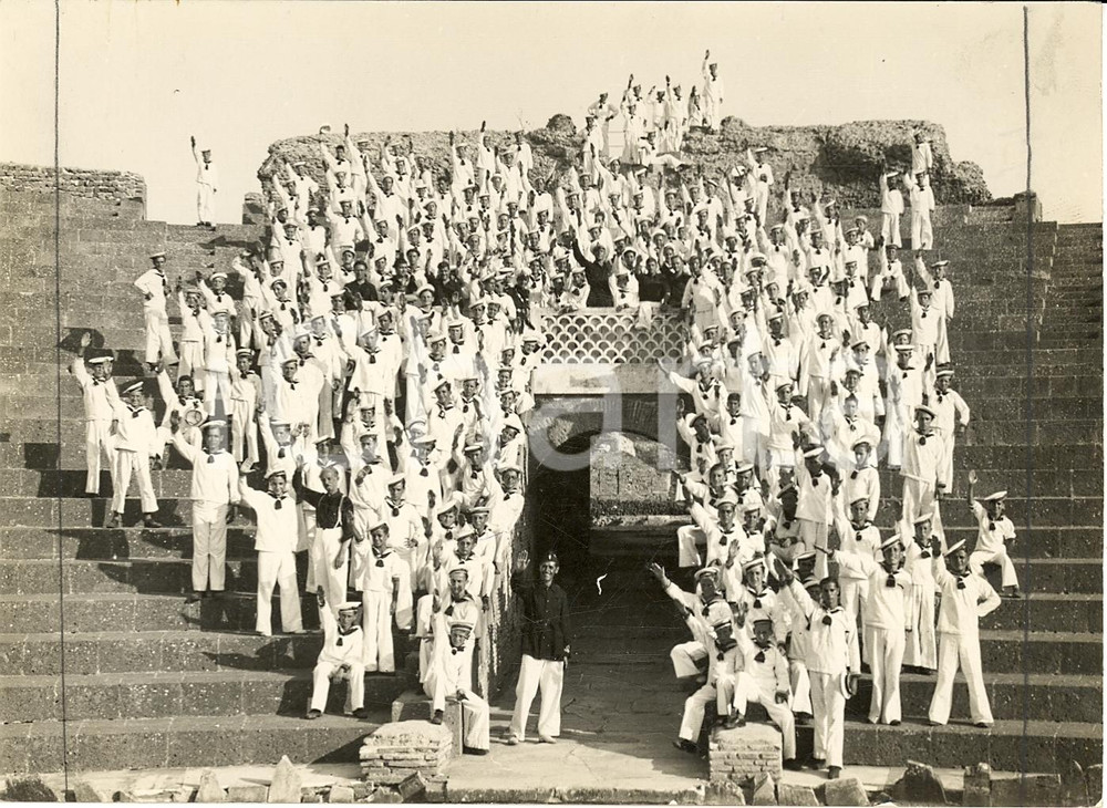 Fotografia d'epoca originale 1938 OSTIA Avanguardisti IÂ° Campo Marinai gita a scavi 1