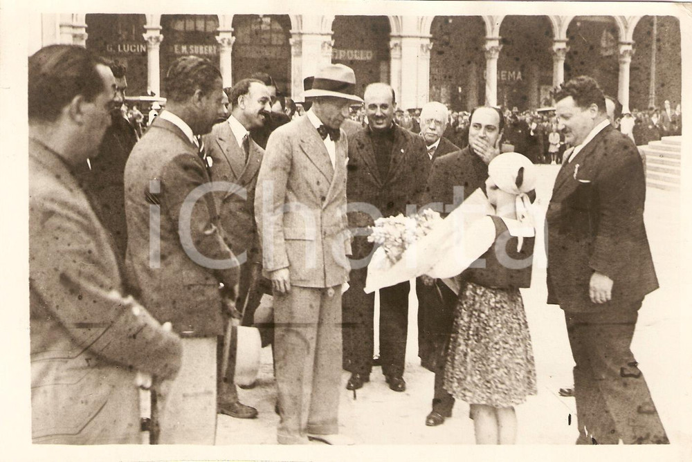 Fotografia d'epoca originale 1930 MILANO Bambina offre fiori ad Augusto TURATI Foto 1