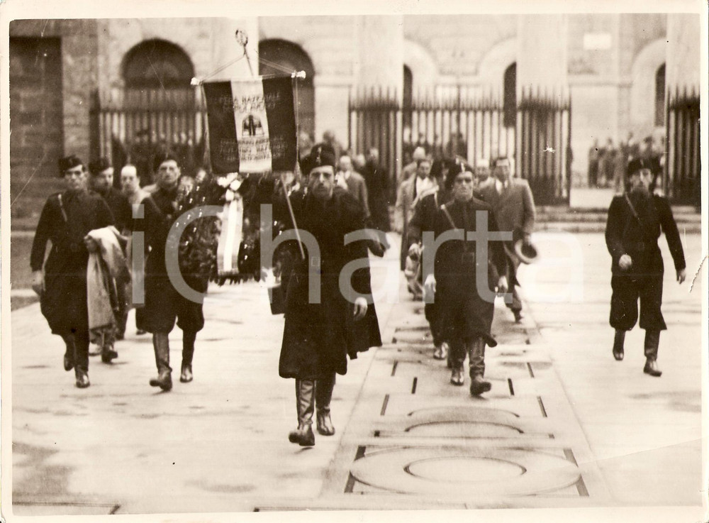 Fotografia d epoca originale 1935 ca MILANO Dopolavoristi depongono corona ai Caduti 1