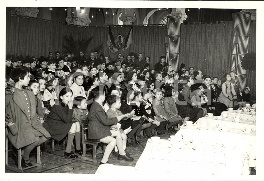 Fotografia d'epoca originale 1939 MILANO Befana fascista al teatro marionette RACI 1
