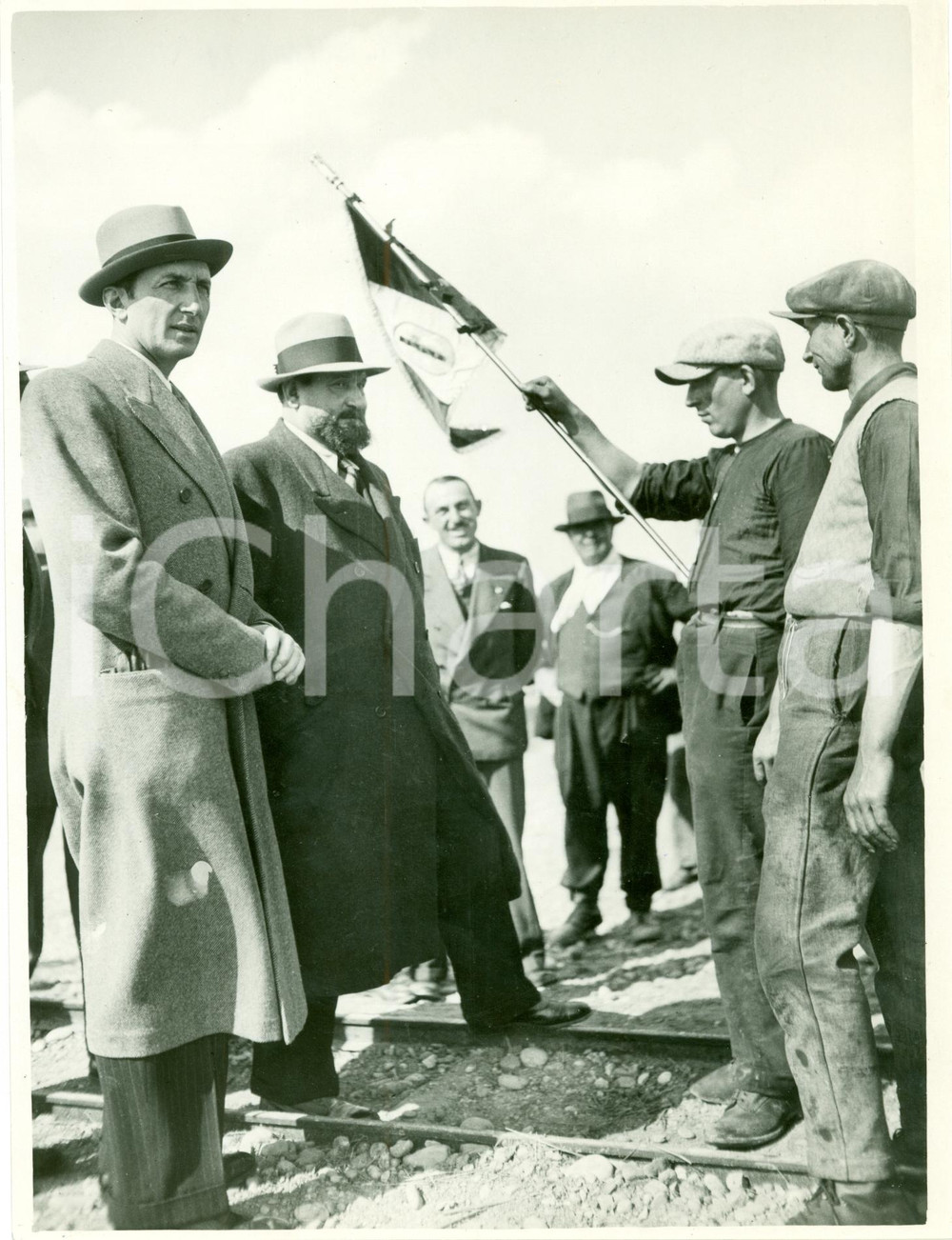 Fotografia d'epoca originale 1937 MILANO Mario BELLONI con operai cantiere IDROSCALO 1