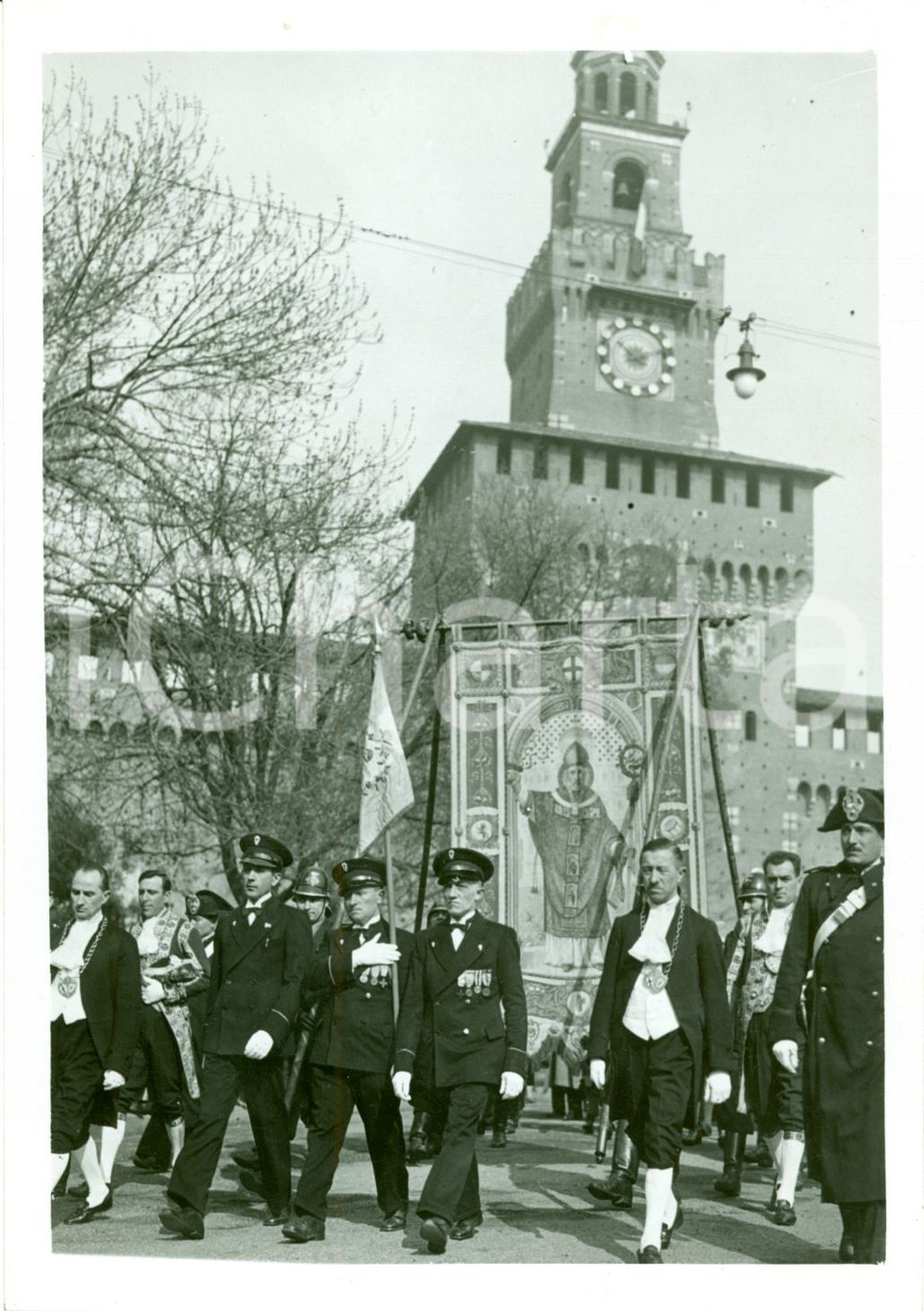 Fotografia d'epoca originale 1938 MILANO Primo vessillo tricolore da CASTELLO SFORZESCO a Collegio Militare 1