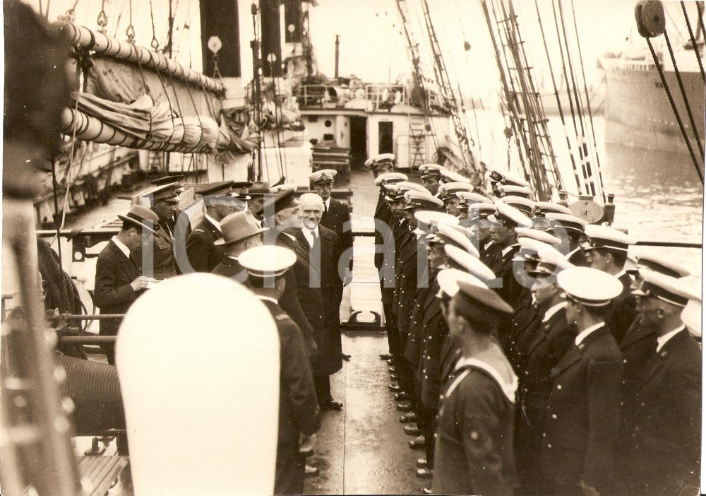 Fotografia d epoca originale 1932 GENOVA Costanzo CIANO parla ai marinai della NAVE SCUOLA PATRIA Fotografia 1