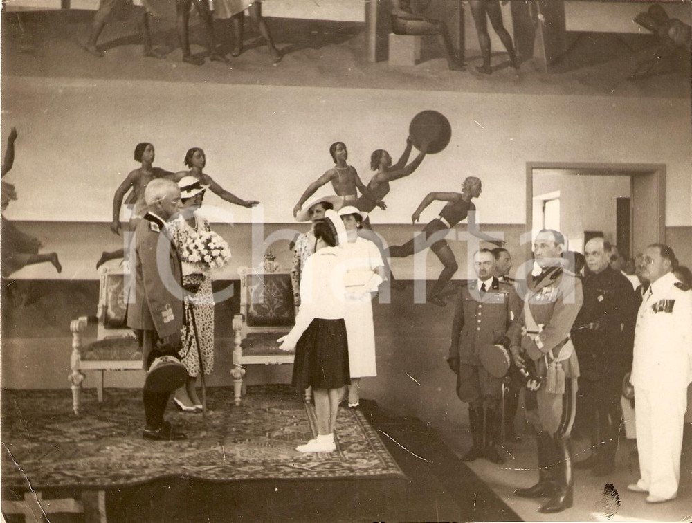 Fotografia d'epoca originale 1935 TUNISIA Udienza del Re e MARIA JOSE' a una ragazza 1