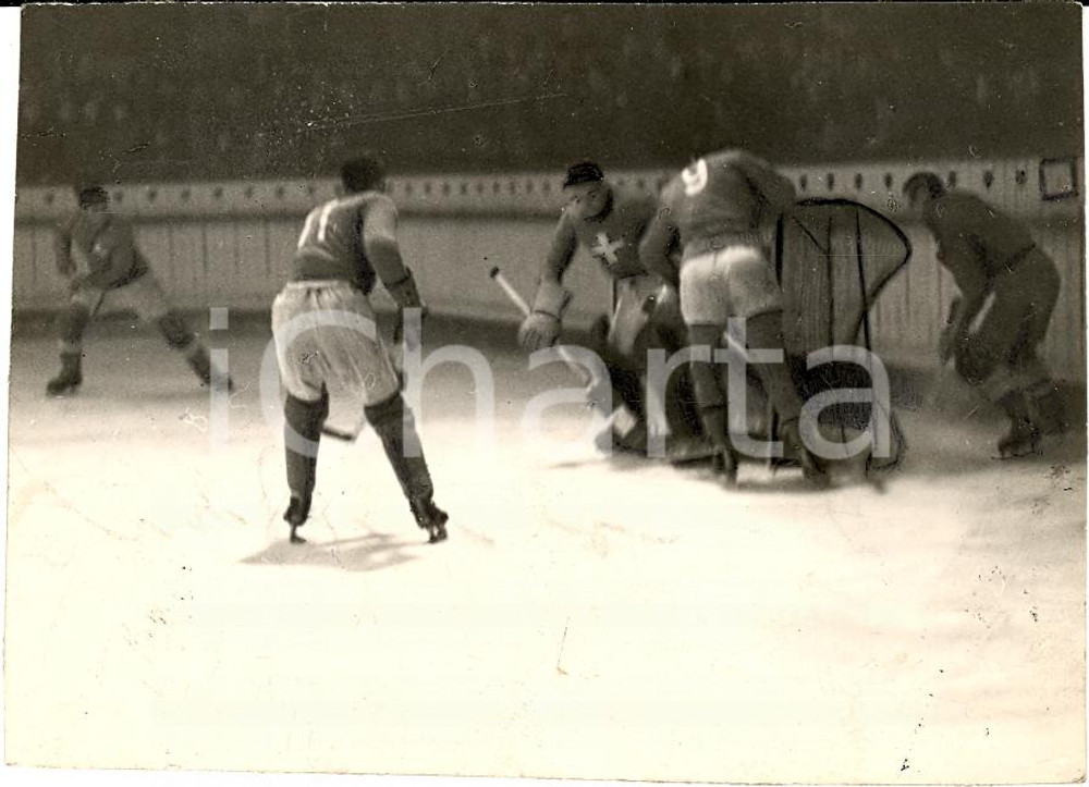 Fotografia d'epoca originale 1935 ca MILANO HOCKEY SU GHIACCIO Azione davanti alla rete della SVIZZERA *Foto 1