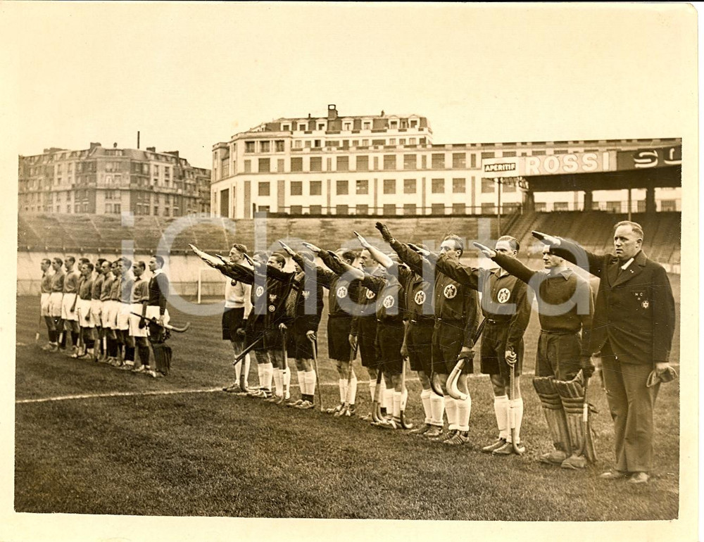 Fotografia d'epoca originale 1938 PARIS Hockey ghiaccio Squadra tedesca durante inno 1