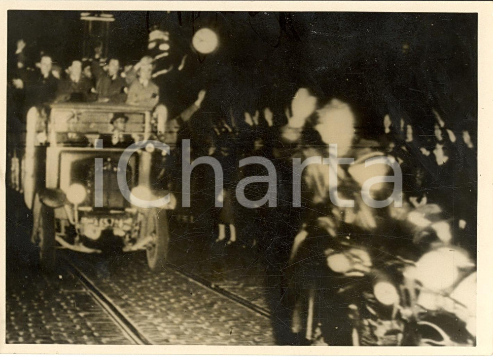 Fotografia d'epoca originale 1938 VIENNA Popolazione saluta festosa arrivo nazisti *TELEFOTO 1