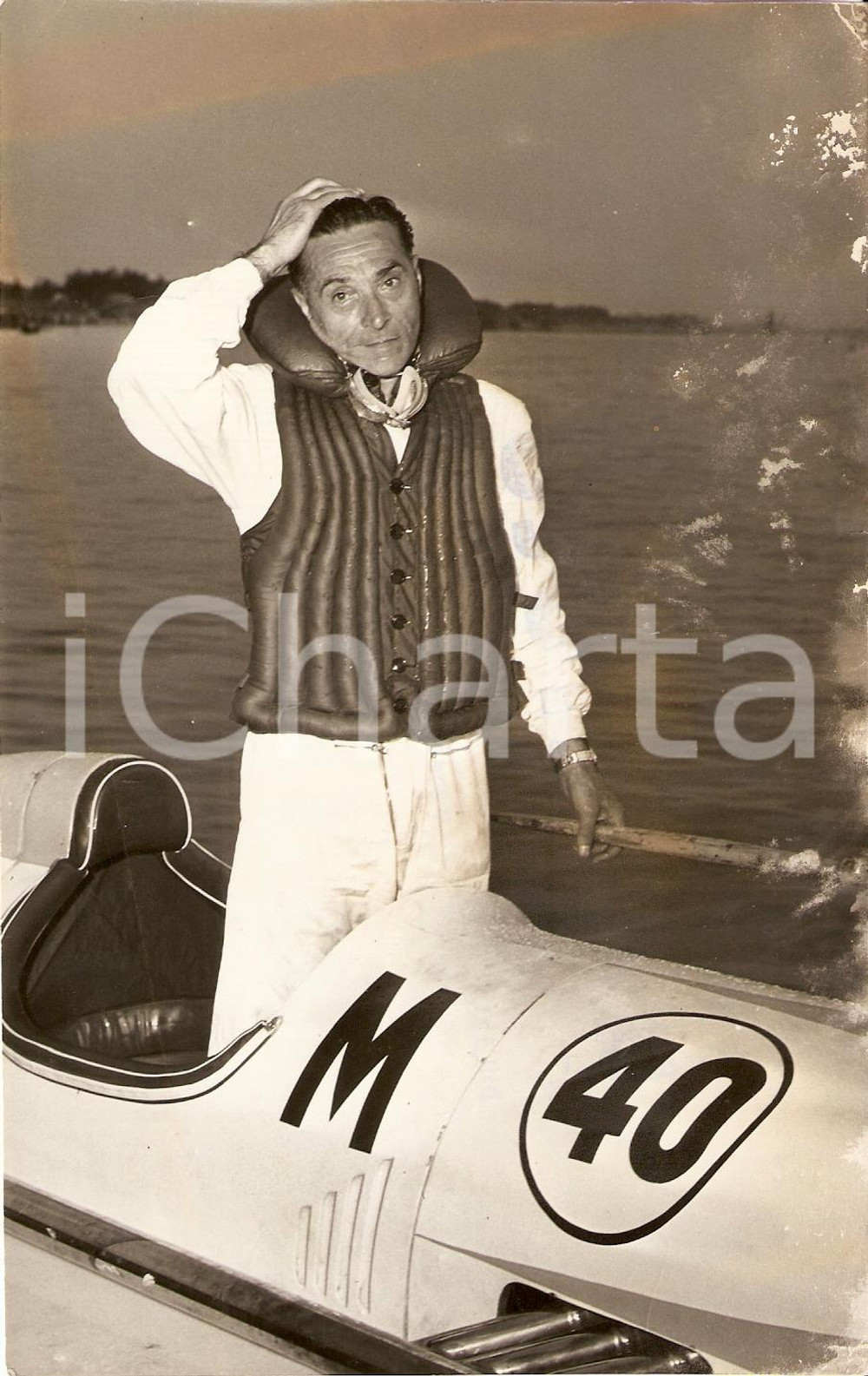Fotografia d'epoca originale 1960 ca ITALIA MOTONAUTICA Campione dopo una gara  *Foto DANNEGGIATA 11x18 1