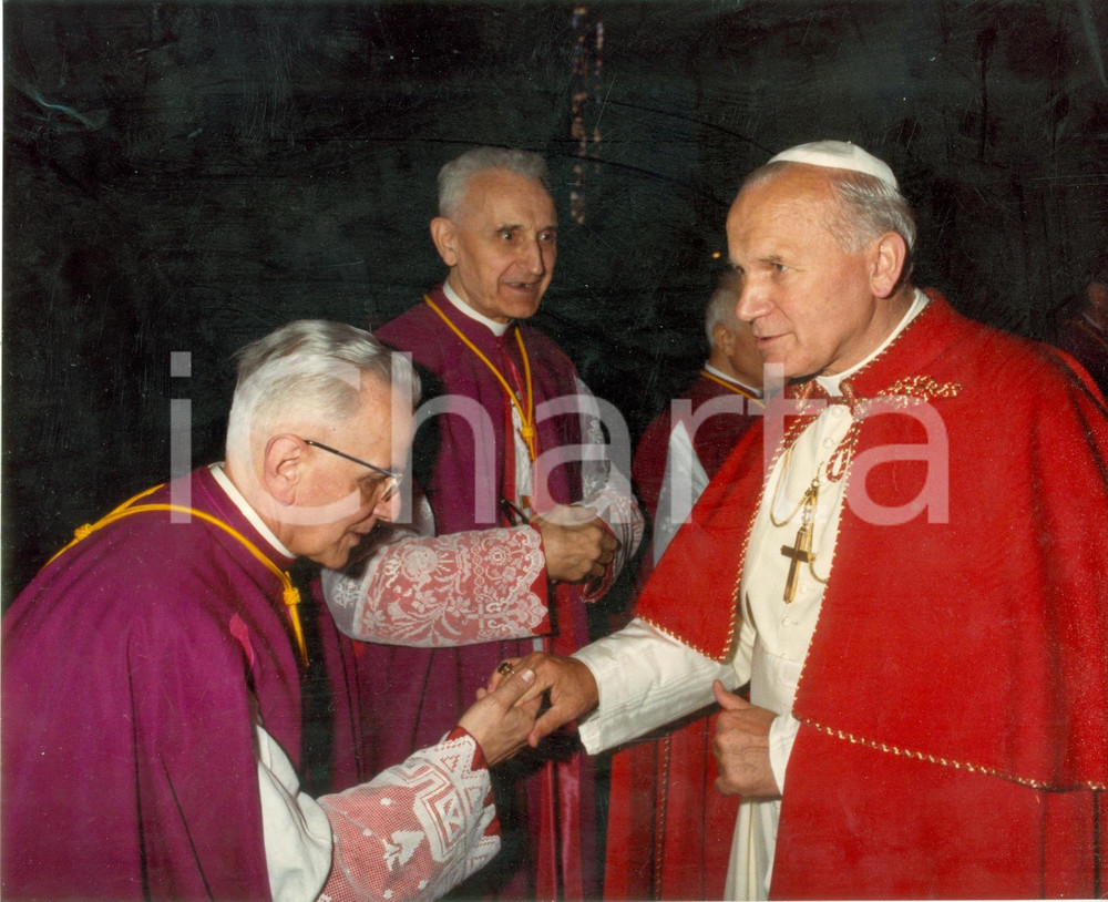 Fotografia d'epoca originale 1978 CITTA' DEL VATICANO Confratelli baciano anello GIOVANNI PAOLO II nuovo papa 1