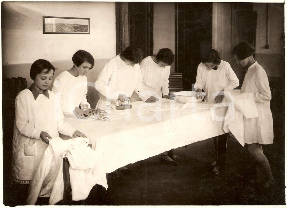 Fotografia d'epoca originale 1928 LOCATE TRIULZI (MI) ? Scuola Cristina BELGIOIOSO Piccole allieve stirano 1