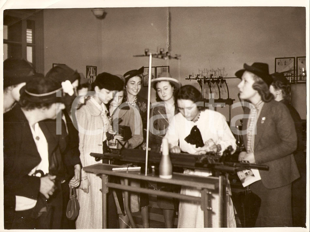 Fotografia d epoca originale 1938 MILANO Scuola magistrale SACCHI Giornata della Signorina con moglie ALFIERI 1