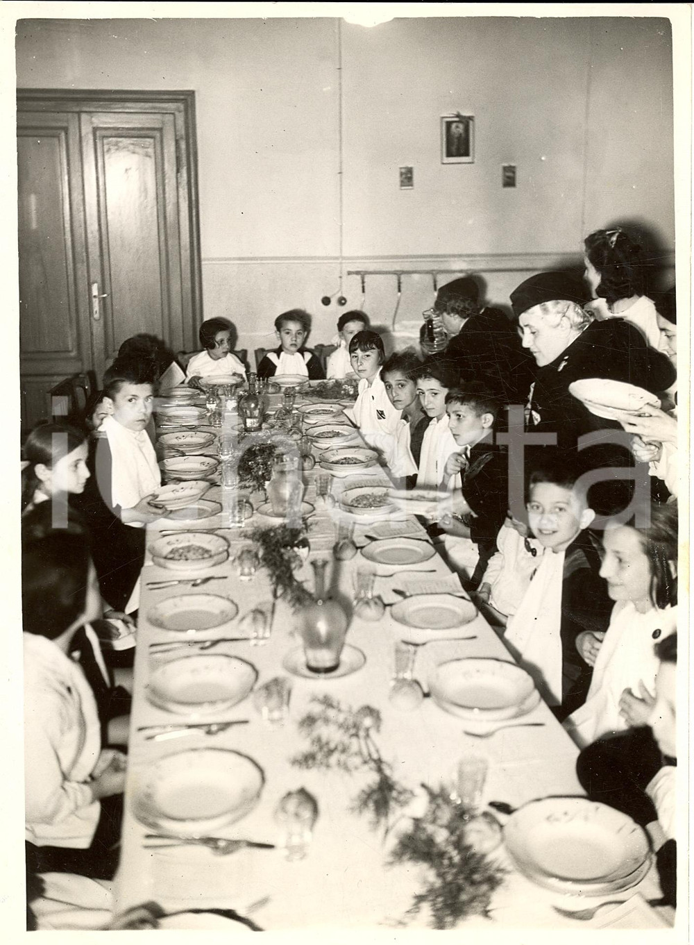 Fotografia d'epoca originale 1938 MILANO Scuola via JACOPO DAL VERME Alunni rancio gruppo D'ANNUNZIO *Foto 1