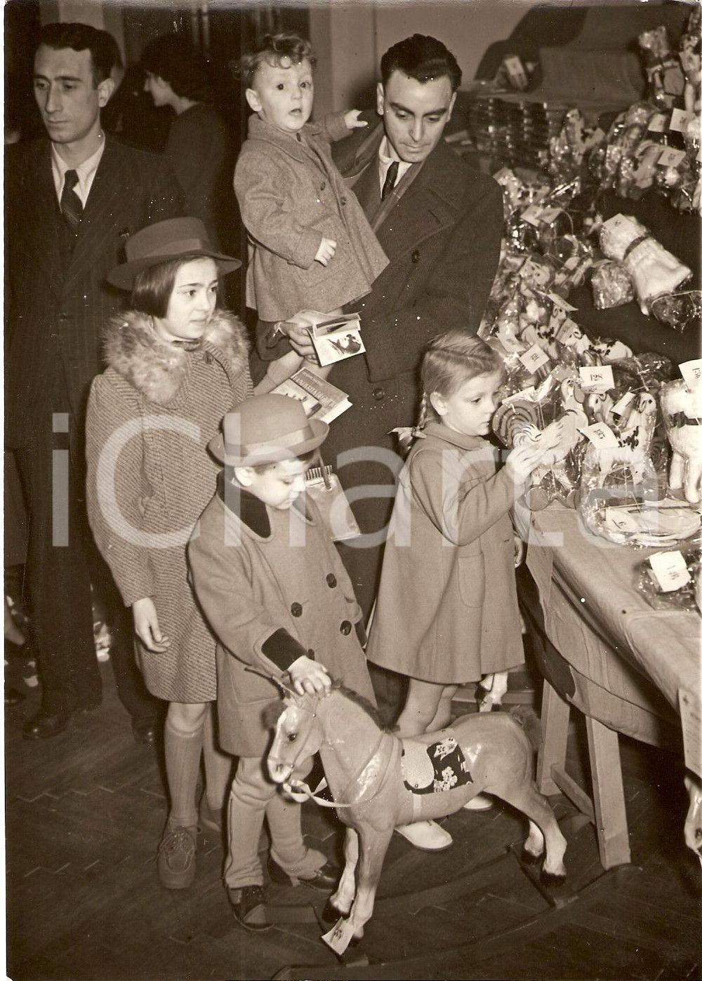 Fotografia d'epoca originale 1935 ca MILANO Bambini scelgono i doni della Befana Fascista *Fotografia 1