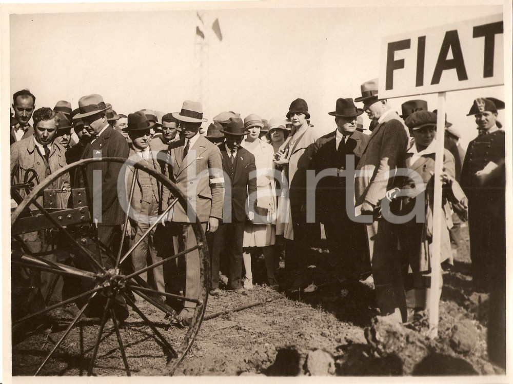 Fotografia d epoca originale 1940 ca BOLOGNA Esposizione dei trattori FIAT Fotografia 2 1