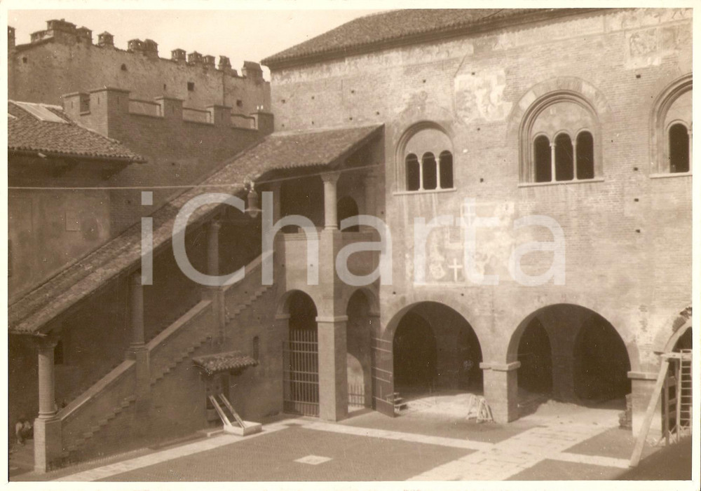 Fotografia d epoca originale 1930 ca MILANO Un cortile del Castello Sforzesco Fotografia artistica 1