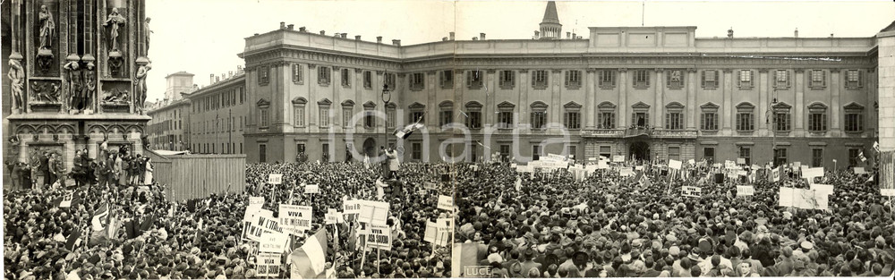 Fotografia d'epoca originale 1942 MILANO La folla in Duomo acclama VITTORIO EMANUELE III *Fotografia 1