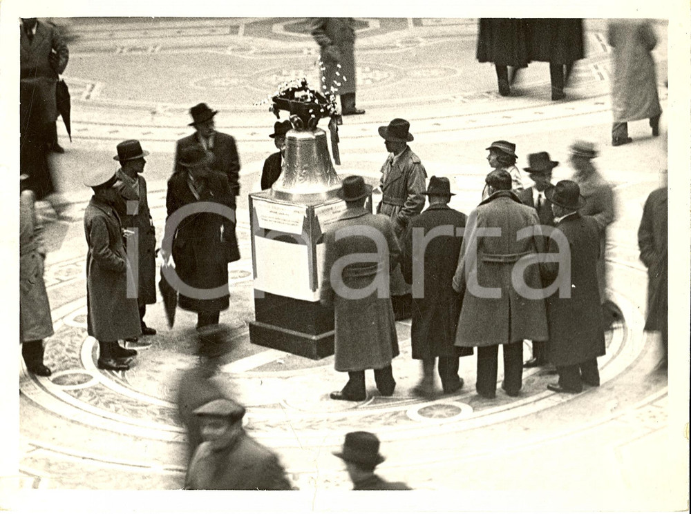 Fotografia d epoca originale 1936 MILANO Le campane per le Chiese d ETIOPIA in Galleria VITTORIO EMANUELE 1