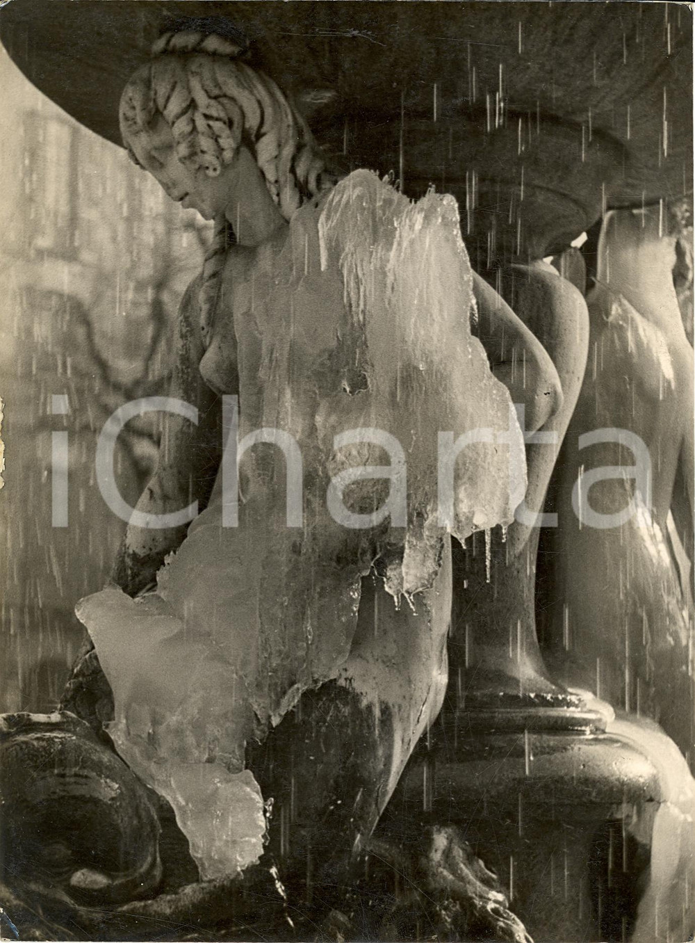 Fotografia d'epoca originale 1941 MILANO Statue ghiacciate in Piazza FONTANA Fotografia 1