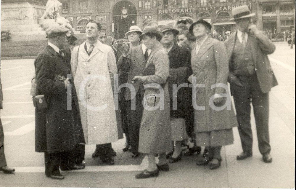 Fotografia d epoca originale 1937 MILANO Turisti stranieri visitano Piazza DUOMO Fotografia 1