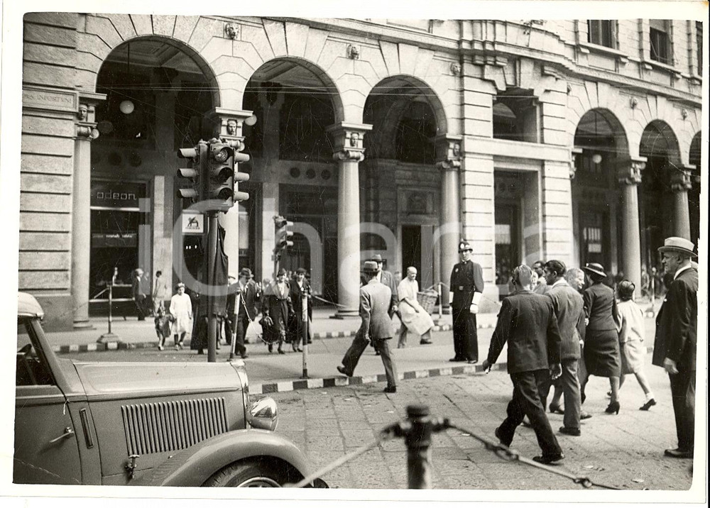 Fotografia d'epoca originale 1937 MILANO Vigile sorveglia pedoni che attraversano al semaforo *Fotografia 1