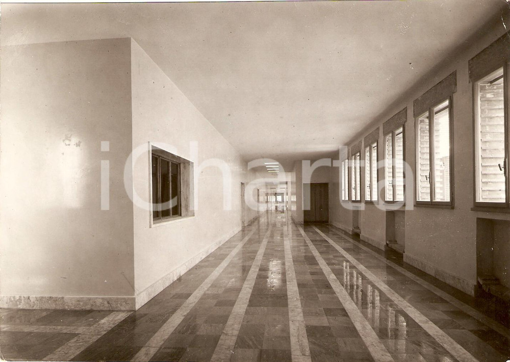 Fotografia d'epoca originale 1937 VENEZIA Nuova sede Collegio Navale dell'ONB - Corridoio aule studio *Foto 1