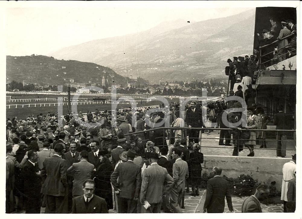 Fotografia d'epoca originale 1940 ca IPPICA IPPODROMO DI MERANO Folla in attesa di una gara *Foto 18x13 1