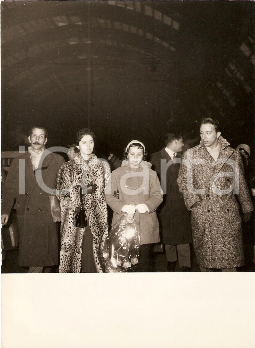 Fotografia d'epoca originale 1950 circa MILANO Mike BONGIORNO alla Stazione Centrale 1
