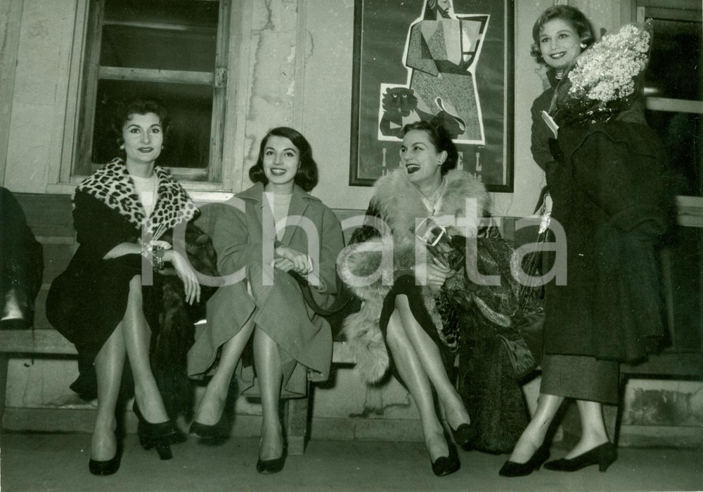 Fotografia d'epoca originale 1950 ca ROMA Hostess della Pan American Airlines durante un servizio *Foto 1