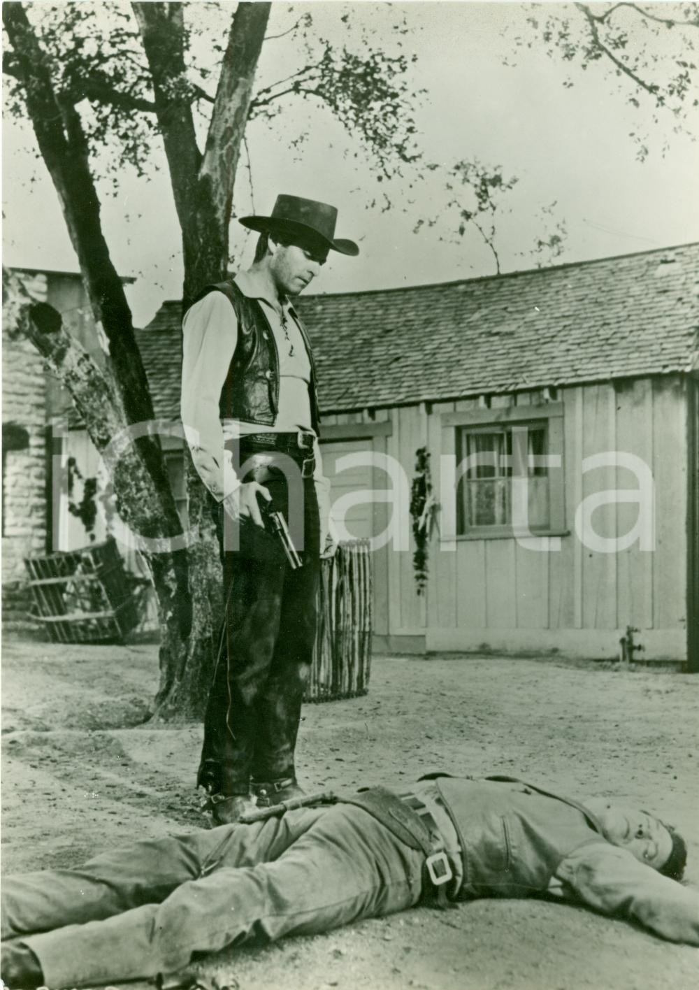Fotografia d'epoca originale 1957 DOMINO KID Foto scena con Rory CALHOUN e cadavere 1