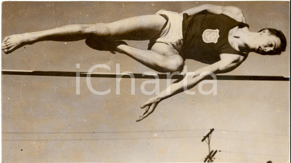 Fotografia d'epoca originale 1935 ca MILANO ATLETICA Atleta durante prova di salto in alto *Fotografia 1
