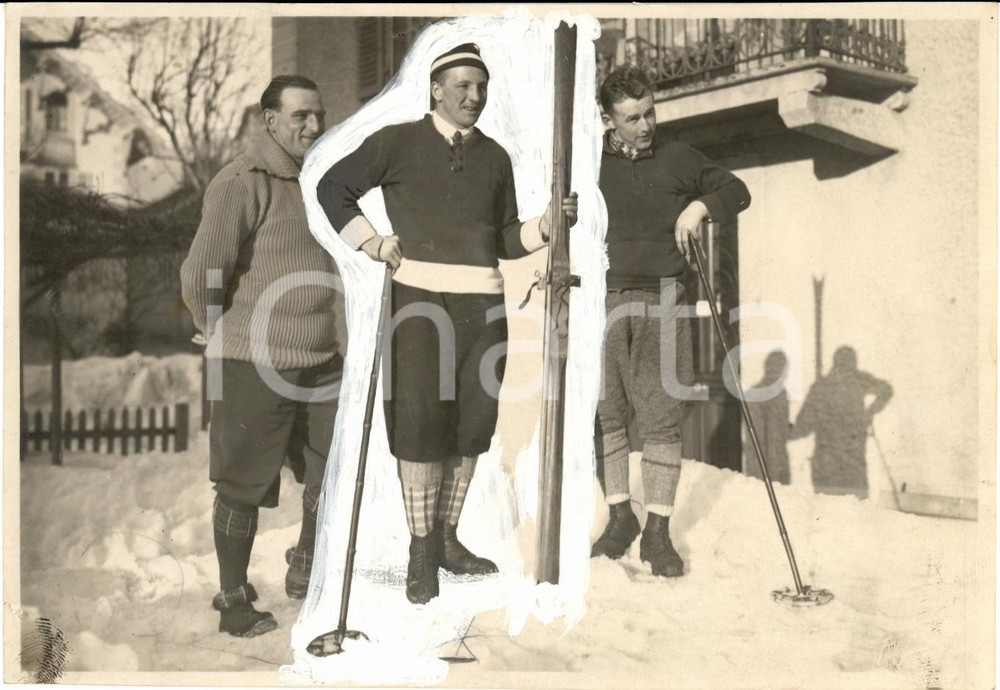 Fotografia d'epoca originale 1935 ca CORTINA D'AMPEZZO (BL) Sciatori in cortile *Fotografia DANNEGGIATA 1