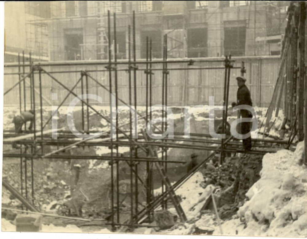 Fotografia d'epoca originale 1940 MILANO Operai costruiscono fondamenta ARENGARIO in Piazza DUOMO *Fotografia 1