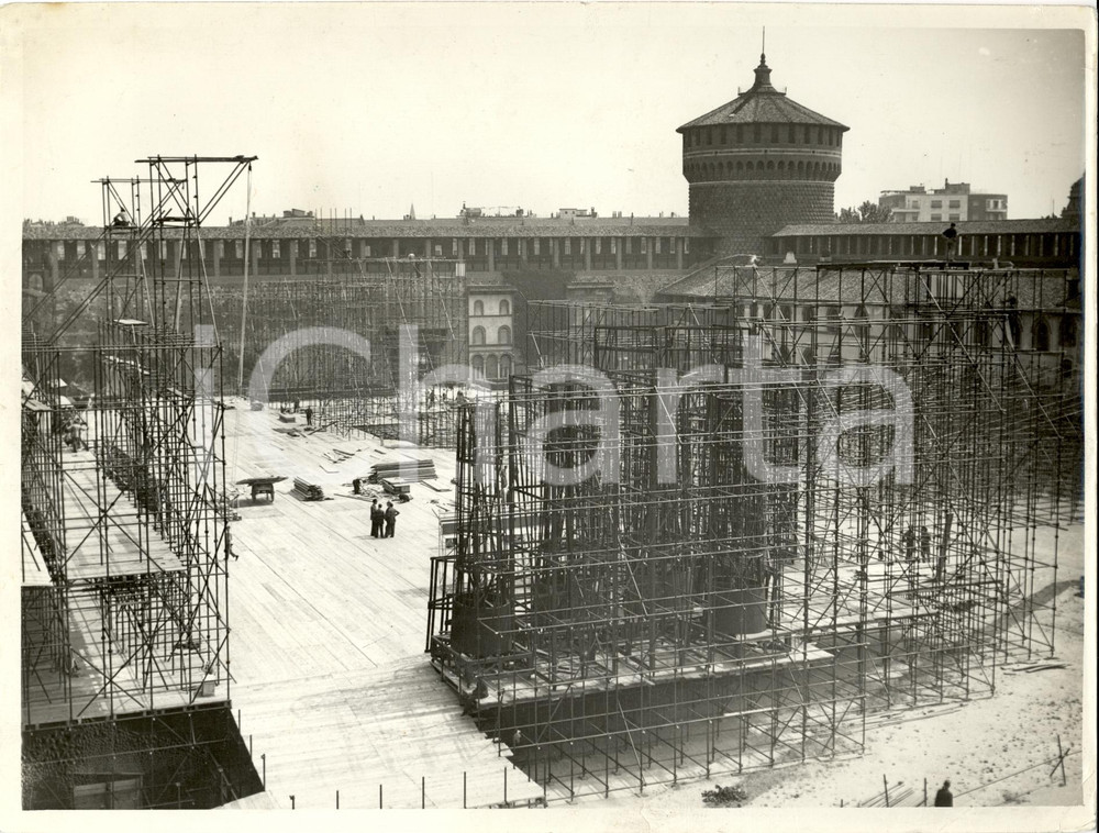 Fotografia d'epoca originale 1940 MILANO Costruzione palcoscenico Estate Musicale al CASTELLO SFORZESCO *Foto 1