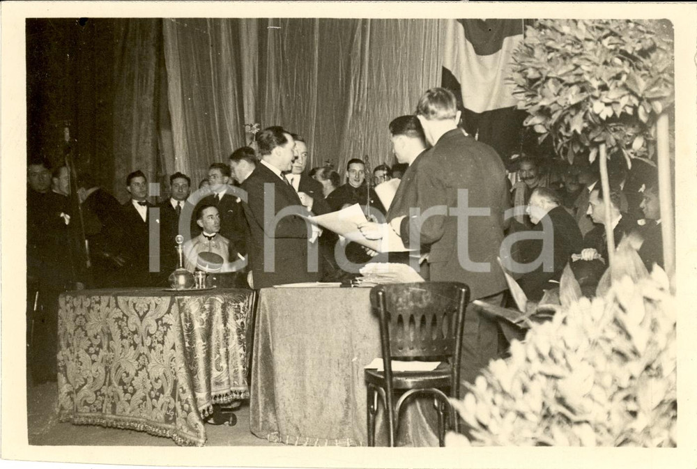 Fotografia d'epoca originale 1930 MILANO Luigi RAZZA premia agricoltori al Teatro FILODRAMMATICI *Fotografia 1