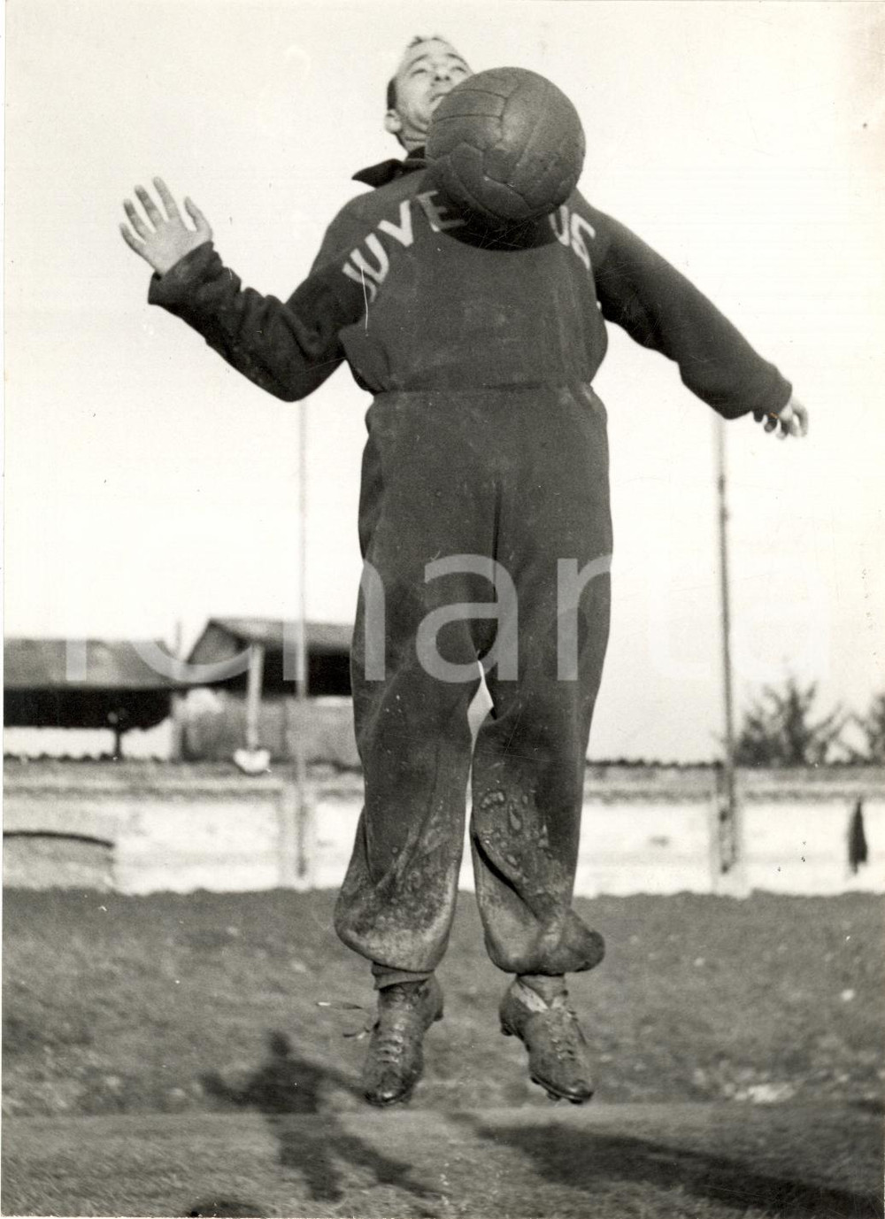 Fotografia d'epoca originale 1940 ca TORINO CALCIO Giocatore JUVENTUS stoppa pallone in allenamento *Foto 1