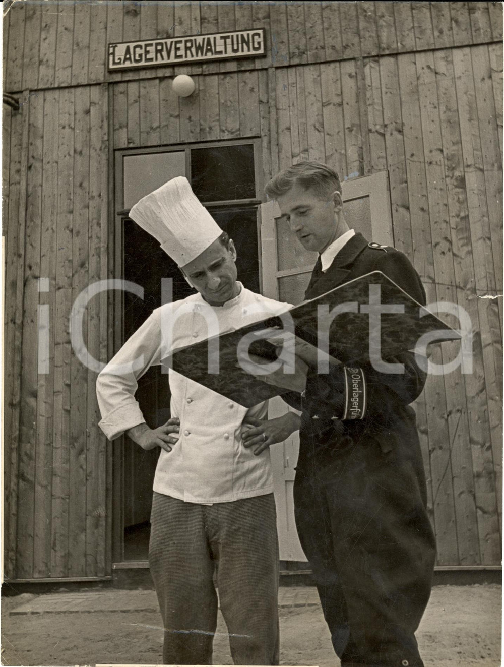 Fotografia d'epoca originale 1935 ca SCHLACHTENSEE (DE) Cuoco e OBERLAGERFUHRER discutono menÃ¹ del campo 1