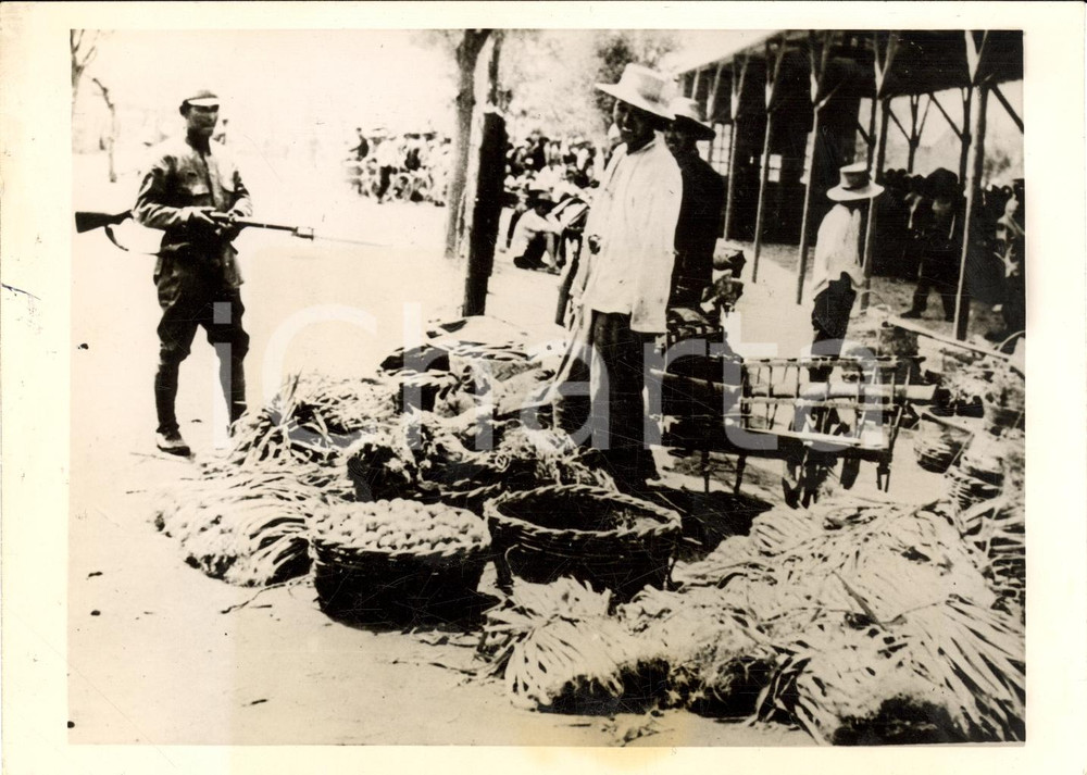 Fotografia d'epoca originale 1939 TIENTSIN Soldati giapponesi sorvegliano il mercato 1