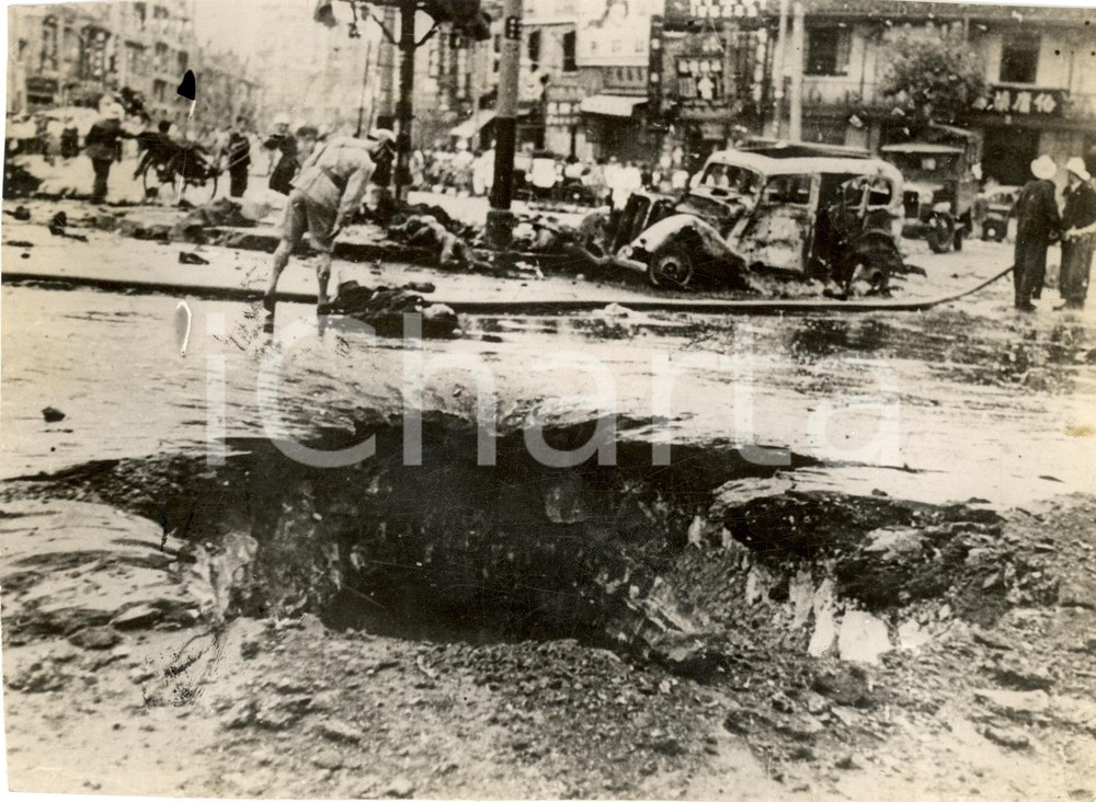 Fotografia d'epoca originale 1937 SHANGAI Bombe provocano cratere in mezzo a strada 1