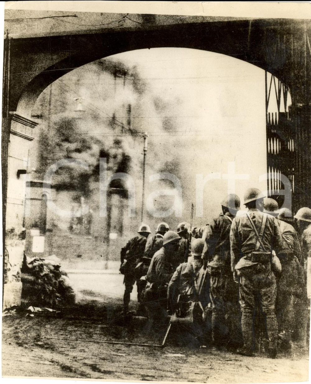 Fotografia d epoca originale 1937 SHANGHAI Giapponesi si riparano durante scontri 1