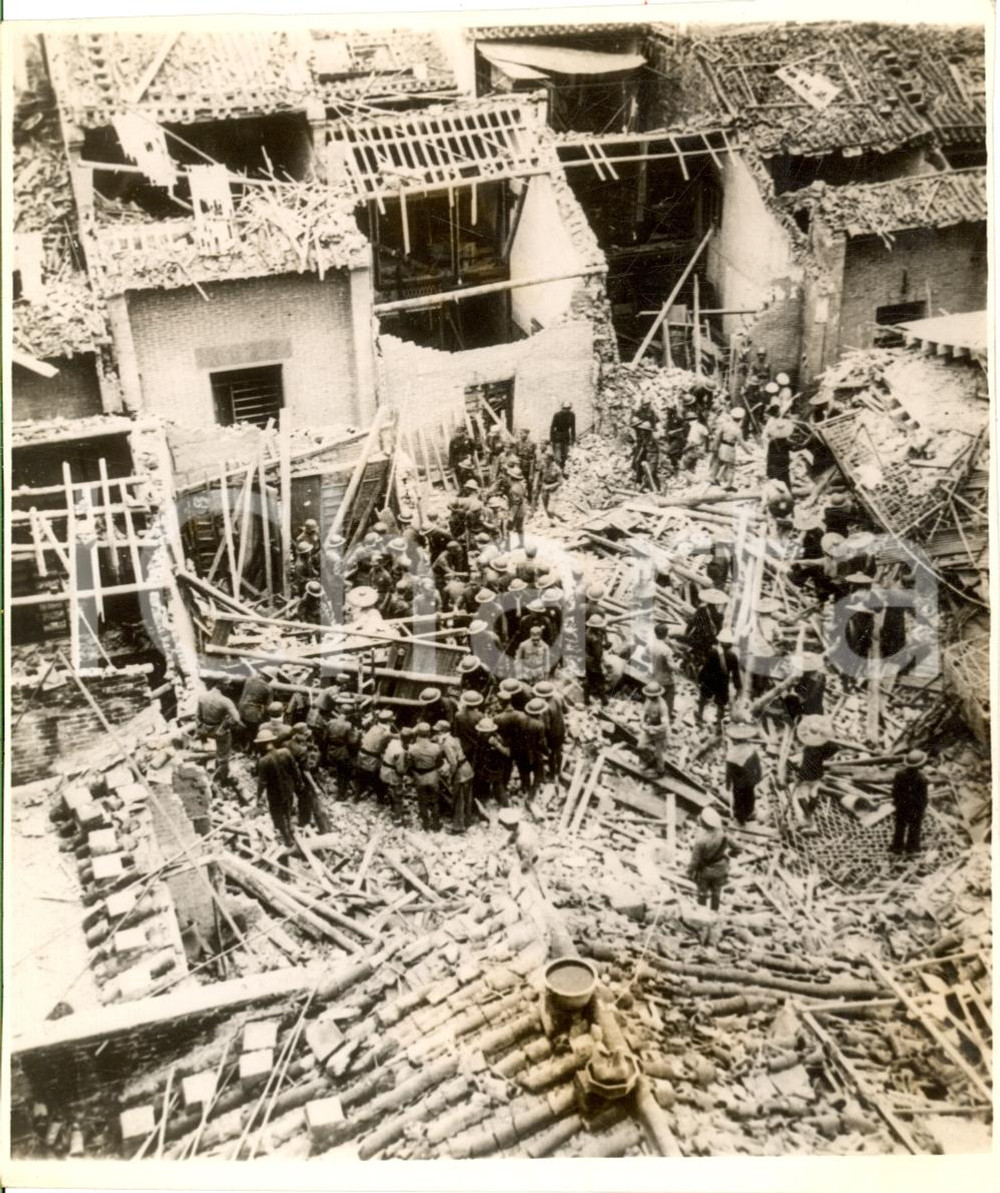 Fotografia d epoca originale 1938 CANTON CINA Tra le macerie della cittÃ  distrutta 1