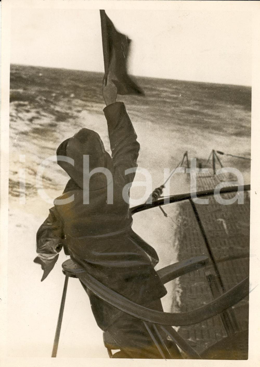 Fotografia d epoca originale 1942 GUERRA NAVALE WW2 Segnalatore su sommergibile tedesco nell ATLANTICO Foto 1