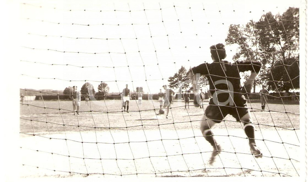 Fotografia d epoca originale 1950 ca CALCIO GIOVANILE VARESE ? Un calcio di rigore  Foto 14x9 cm 1