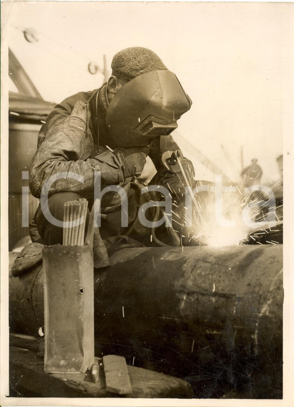 Fotografia d epoca originale 1940 DURHAM UK Saldatore al lavoro per nuova flotta mercantile Fotografia 1