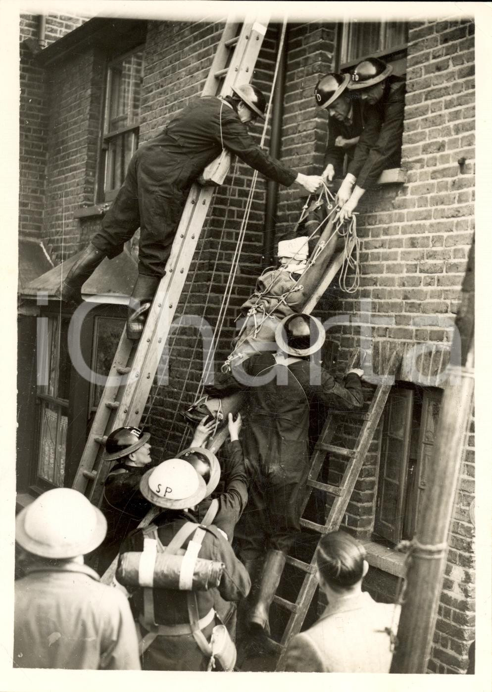 Fotografia d epoca originale 1943 ERITH UK WW2 Air Raid Precautions Esercitazioni antiaeree Fotografia 1