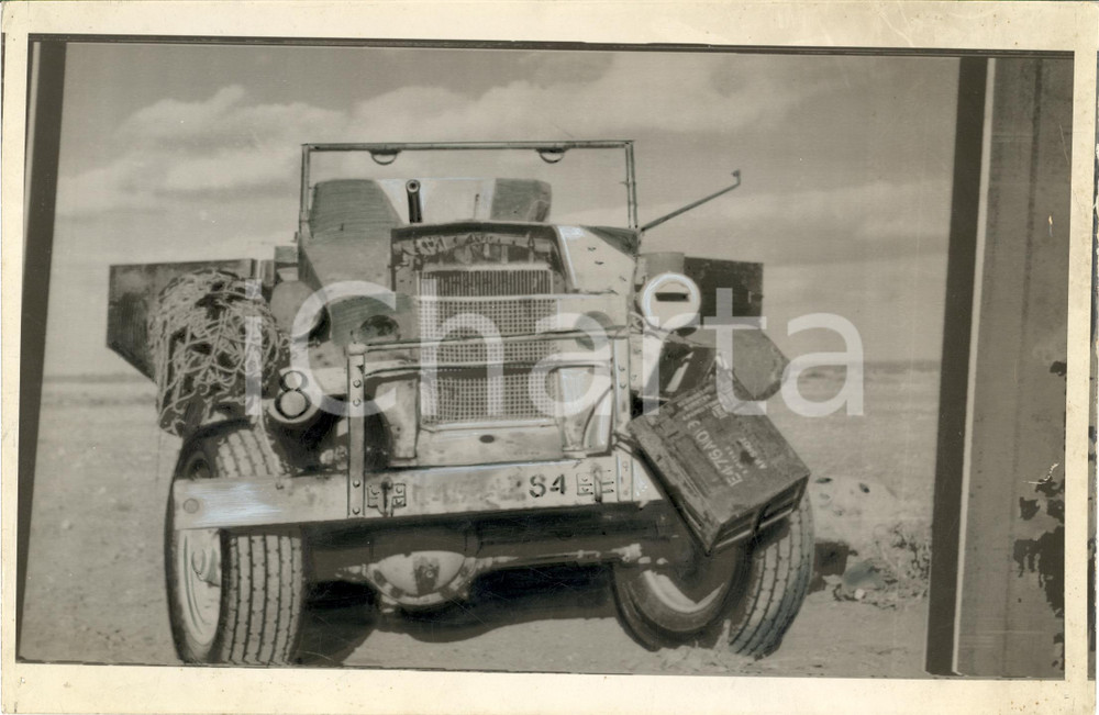 Fotografia d epoca originale 1942 AFRICA SETTENTRIONALE Blindato britannico catturato da artiglieria italiana 1